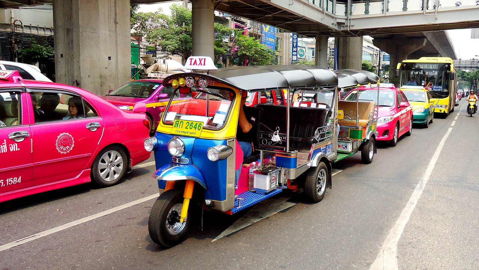 Аренда авто тайланд. Сонгтео Тайланд. Тук-тук транспорт Тайланд. Тук тук Бангкок. Таиланд такси Tuk Tuk.